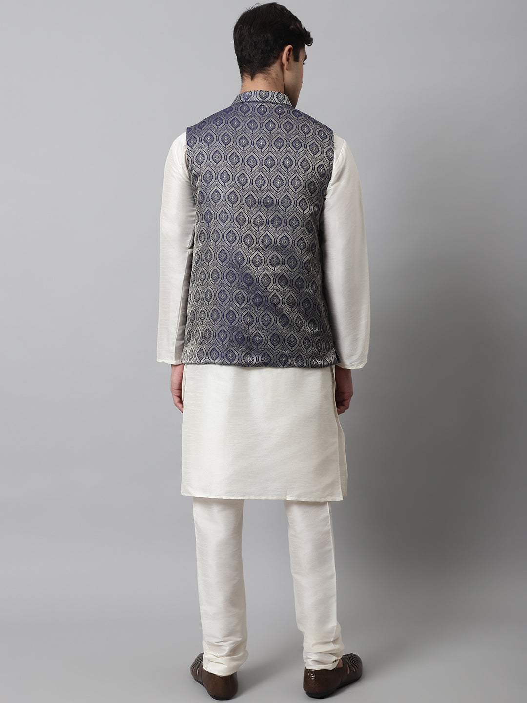 Men Off White Solid Kurta Pyjama with Navy Blue Woven Design Nehru Jacket ( JOKPWC W-D 4069Navy )