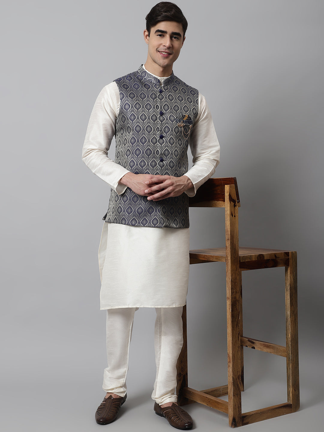 Men Off White Solid Kurta Pyjama with Navy Blue Woven Design Nehru Jacket ( JOKPWC W-D 4069Navy )
