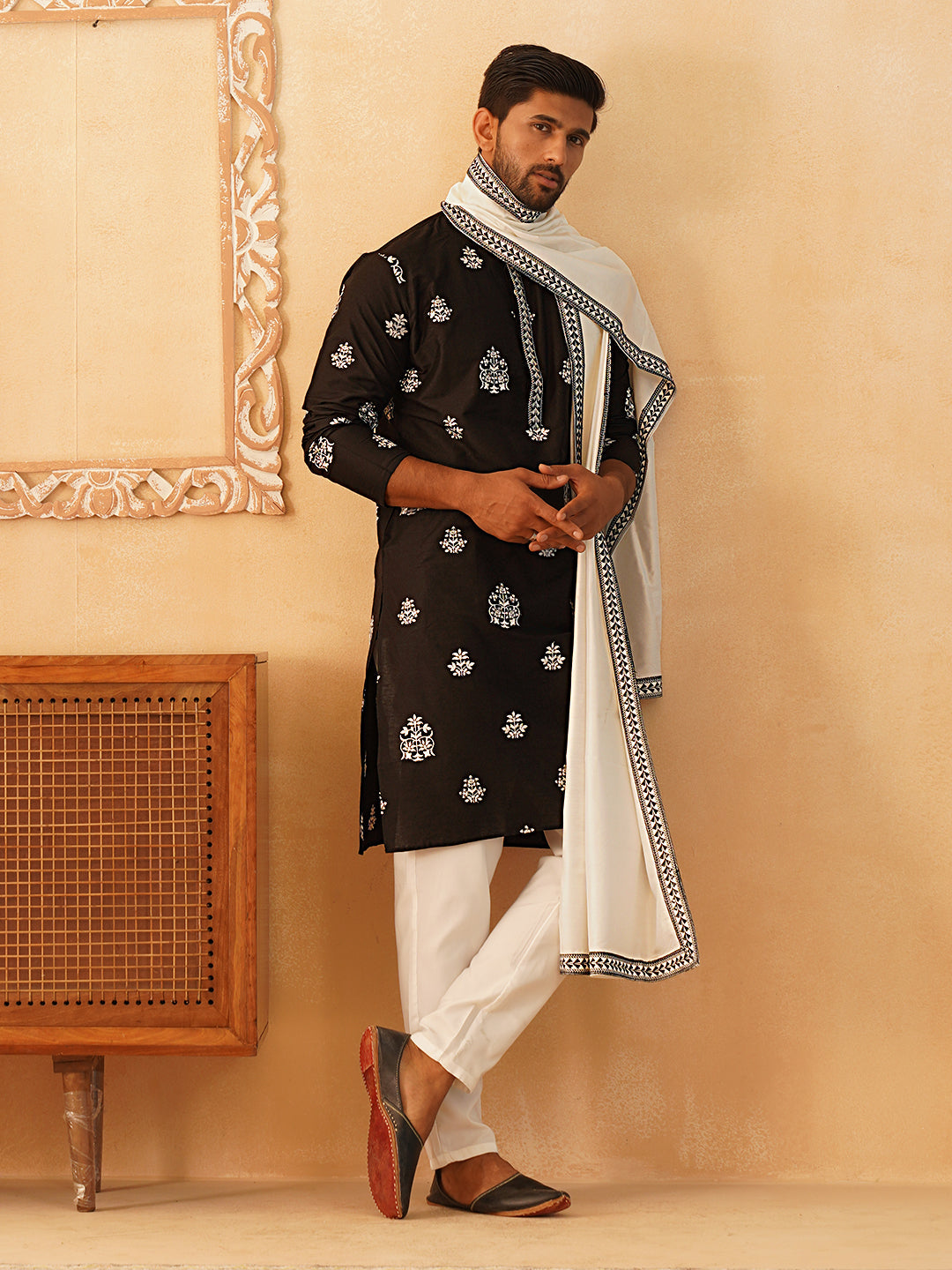 Black Embroidered Kurta with Dupatta Set ( KOD 5091 black )