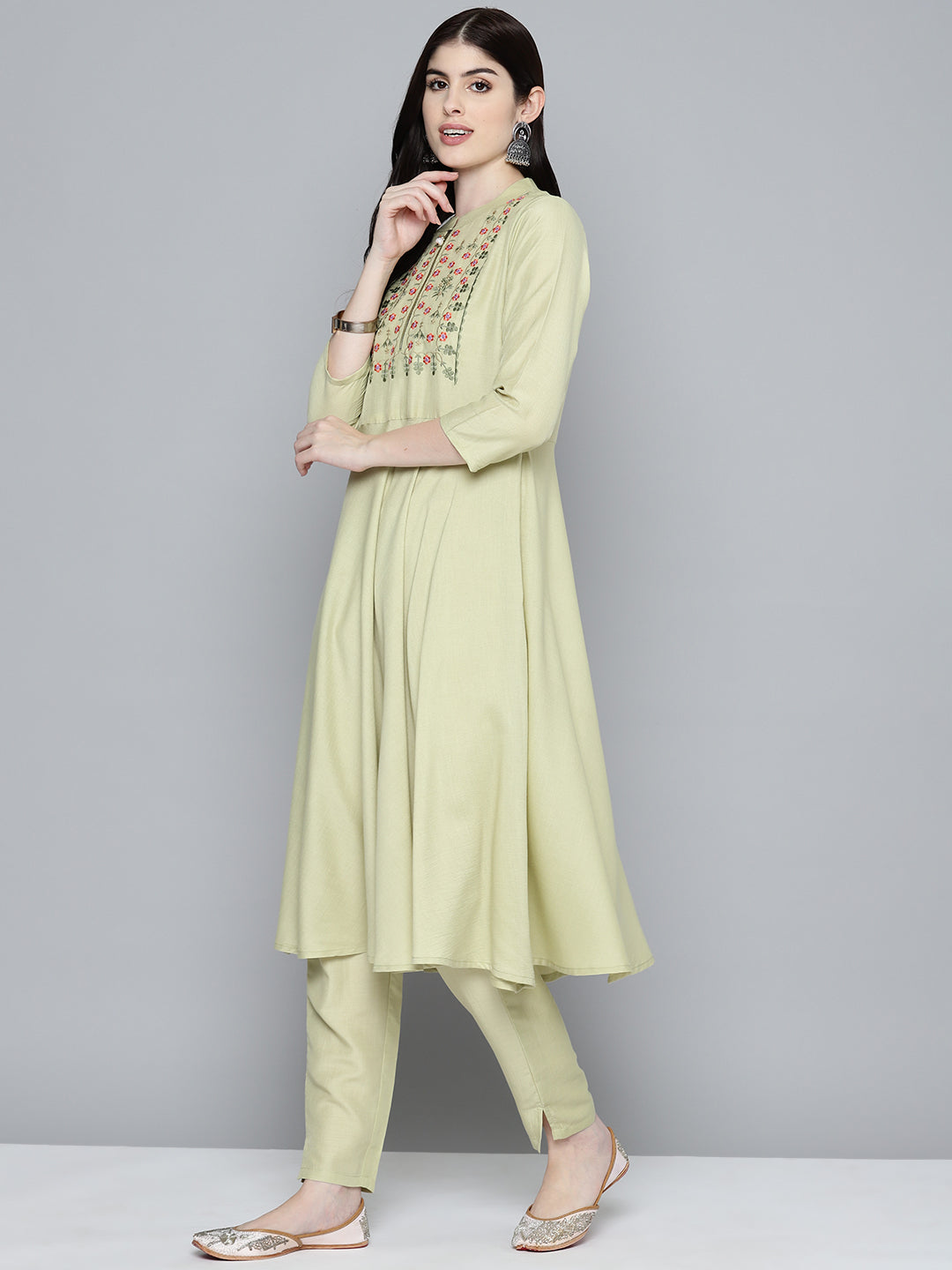 Women Embroidered Thread Work Kurta & Trousers With Dupatta