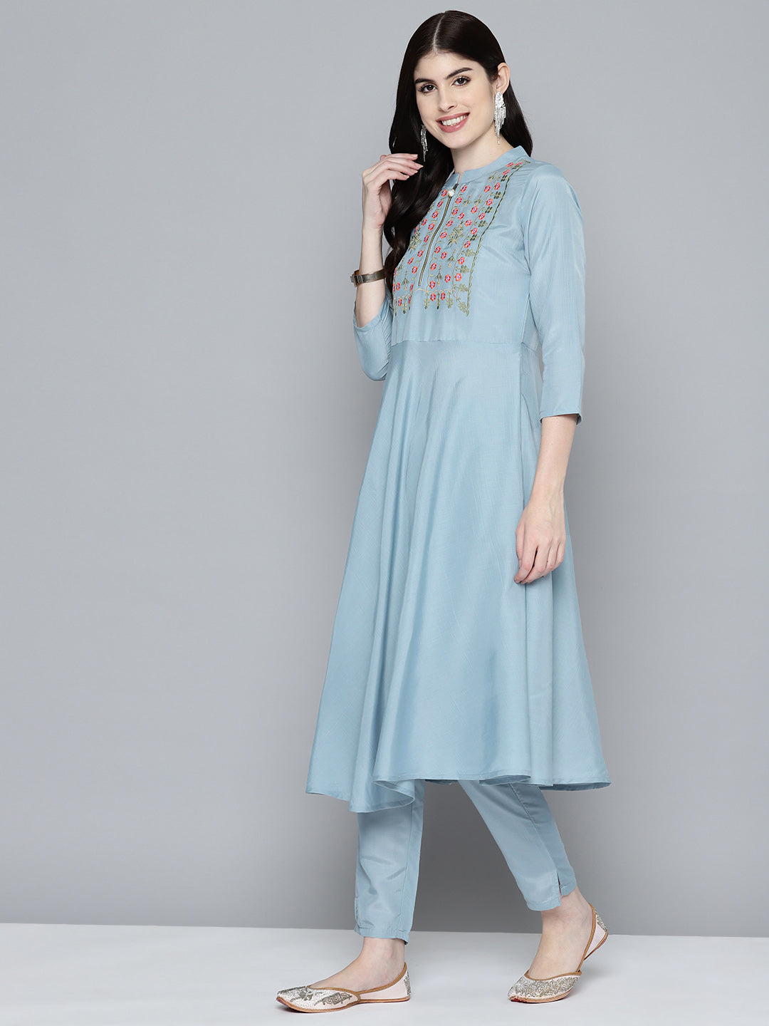 Women Embroidered Thread Work Kurta & Trousers With Dupatta