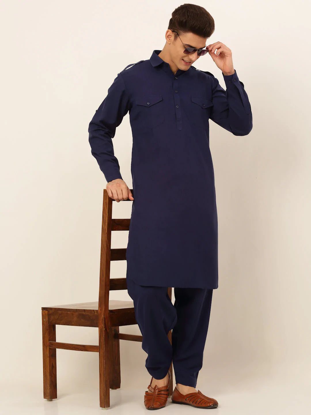 Men Navy Cotton Solid Pathani Kurta with Salwar ( JOKP 670 Navy )