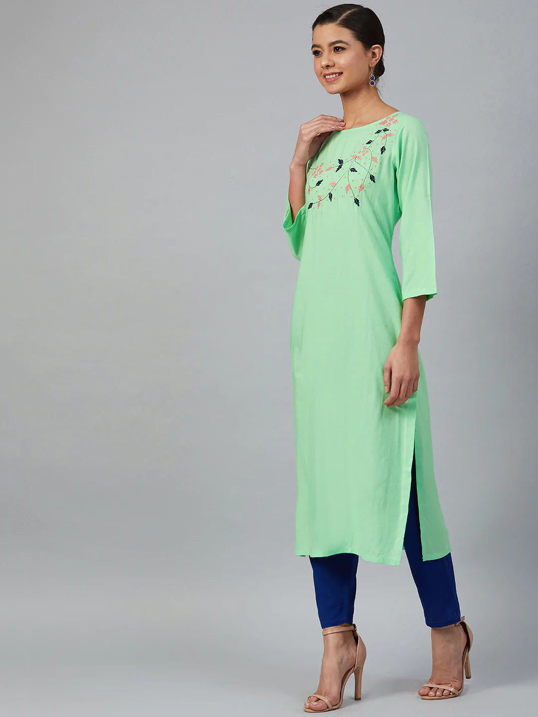 Jompers Women Green & Pink Yoke Embroidered Straight Kurta ( JOK 1354 Green)