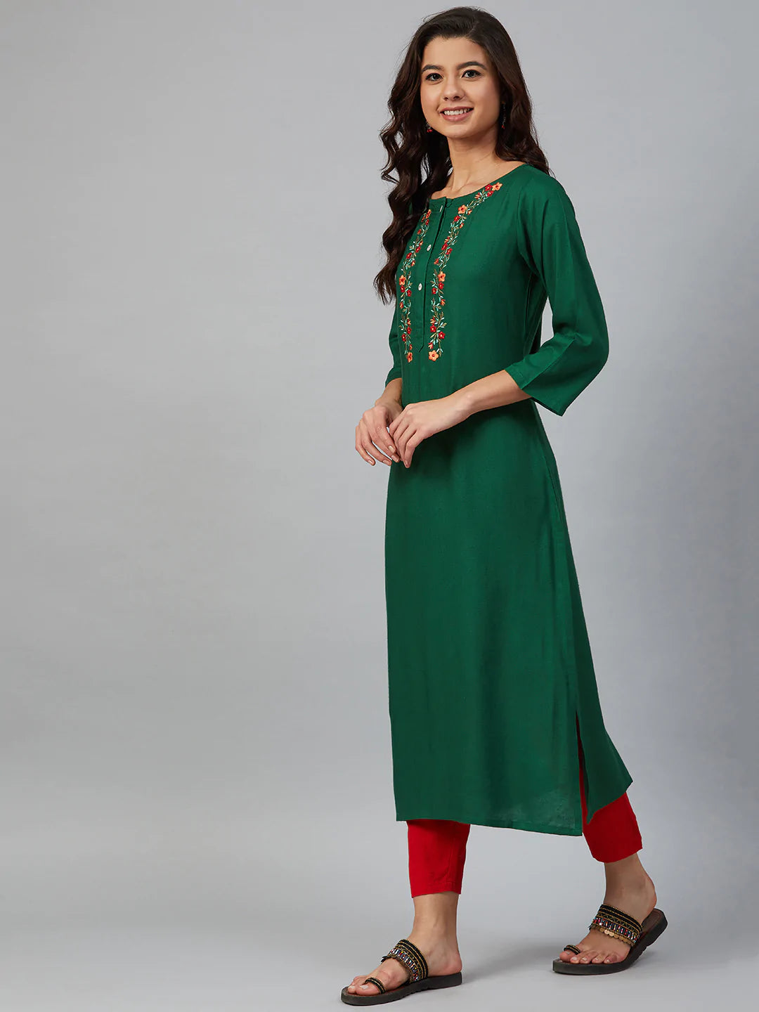 Jompers Women Green & Peach-Coloured Yoke Embroidered Straight Kurta ( JOK 1355 Green )